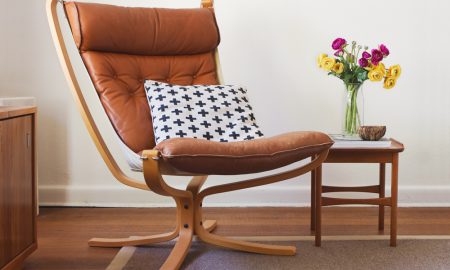 Chaise scandinave en bois, cuir marron