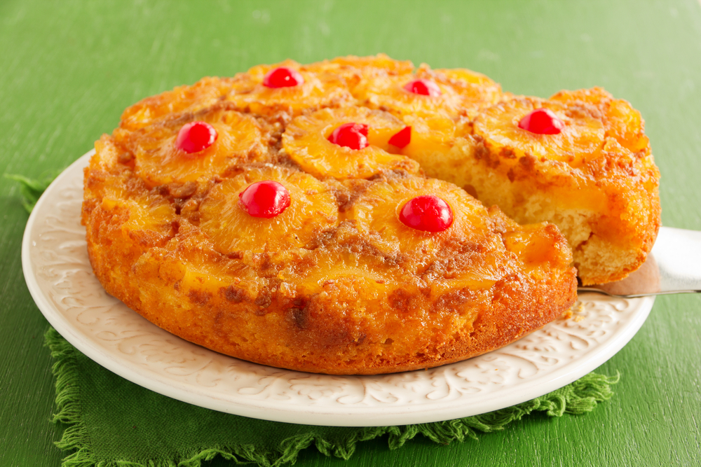 Gâteau à l'ananas et à la cerise fait maison