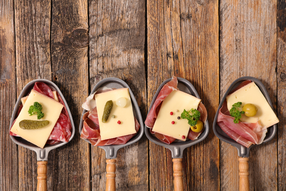 Raclette avec fromage jambon et cornichon