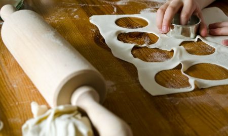 Rouleau et moules de pâtisserie