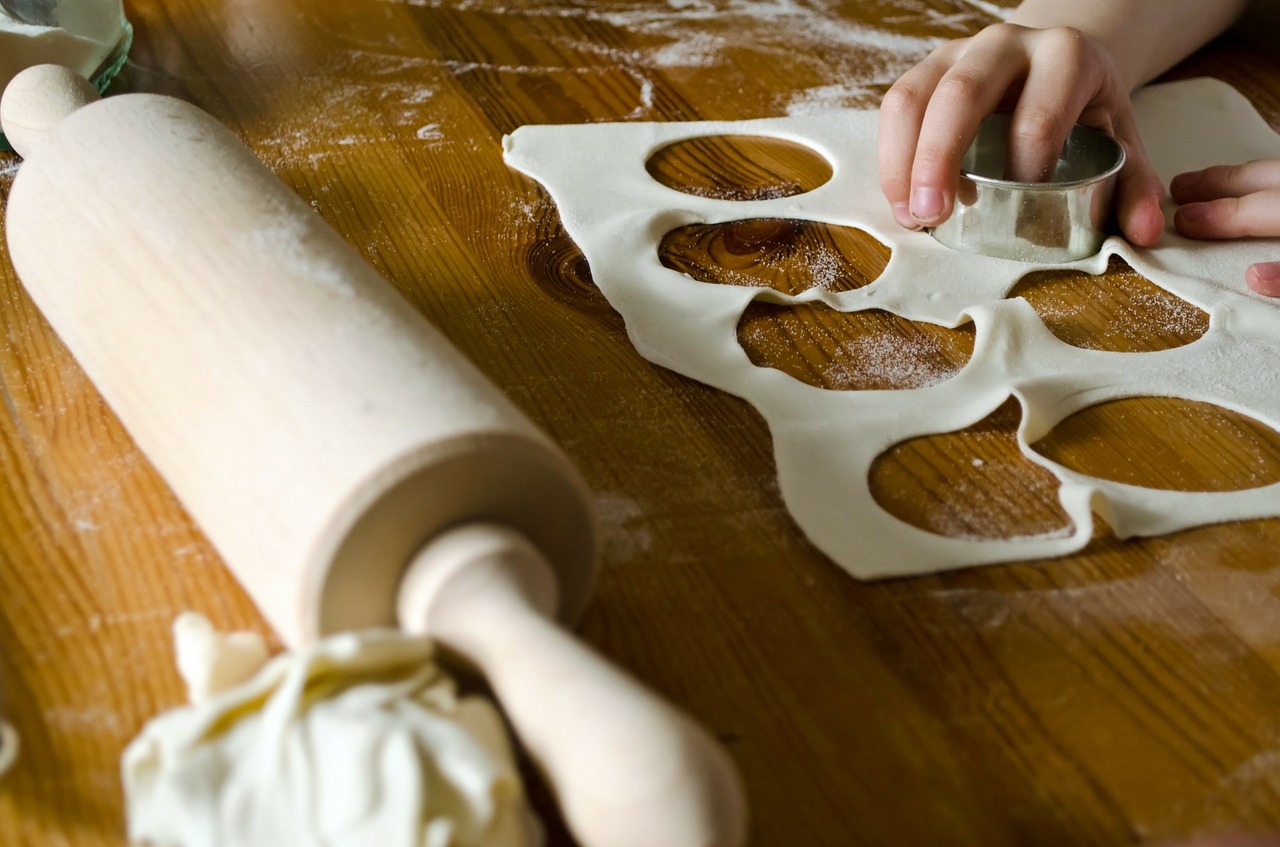 Rouleau et moules de pâtisserie